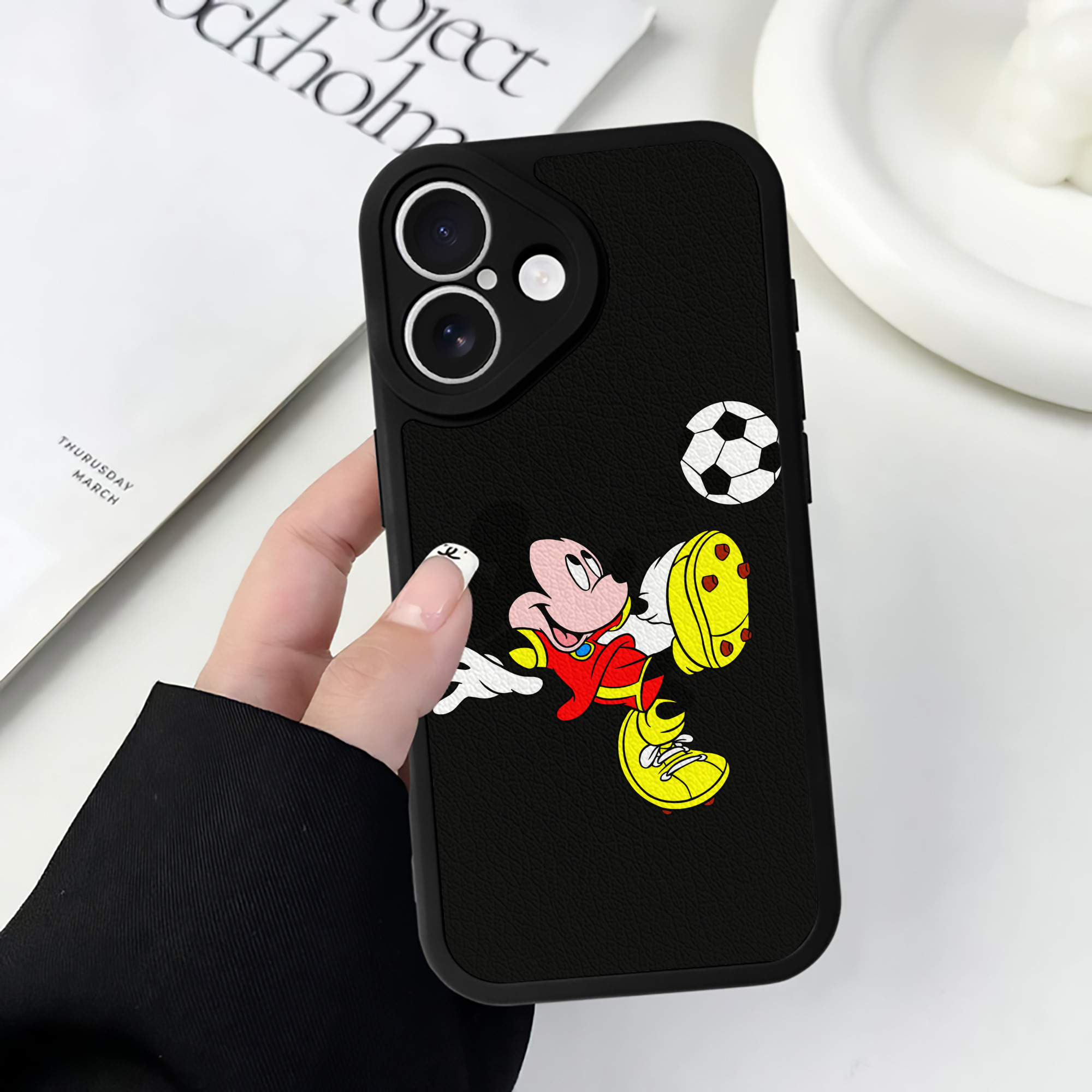 （画像用） ミッキーマウス Mickey Mouse 【iPhone 16シリーズ対応】シリコンスマホケース（レザー調） 材質：シリコン
